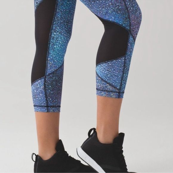 Lululemon Pace Rival Crop 22” Strive Multi Black Blue Mermaid Galaxy Size 4 - Picture 15 of 16